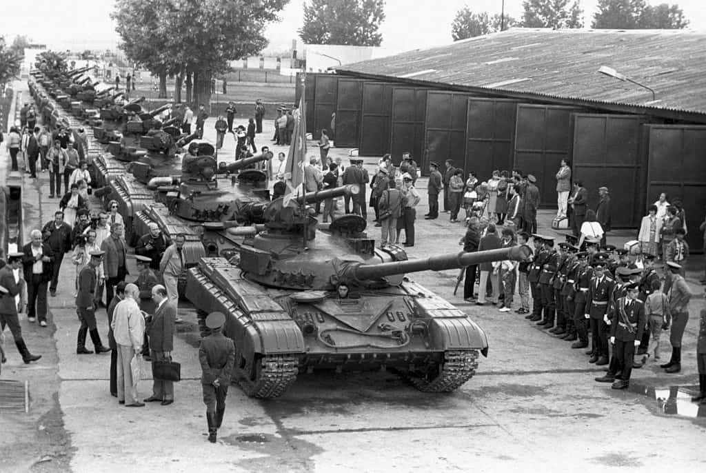 www.valkoi konyvtar.tk rian archive 825492 military equipment leaving the country. withdrawal of soviet troops from hungary