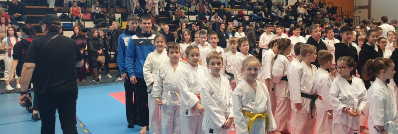 gyerekek karate ruhában a versenyen